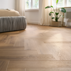 Vinilni pod s klasičnim herringbone uzorkom u stilski uređenom prostoru